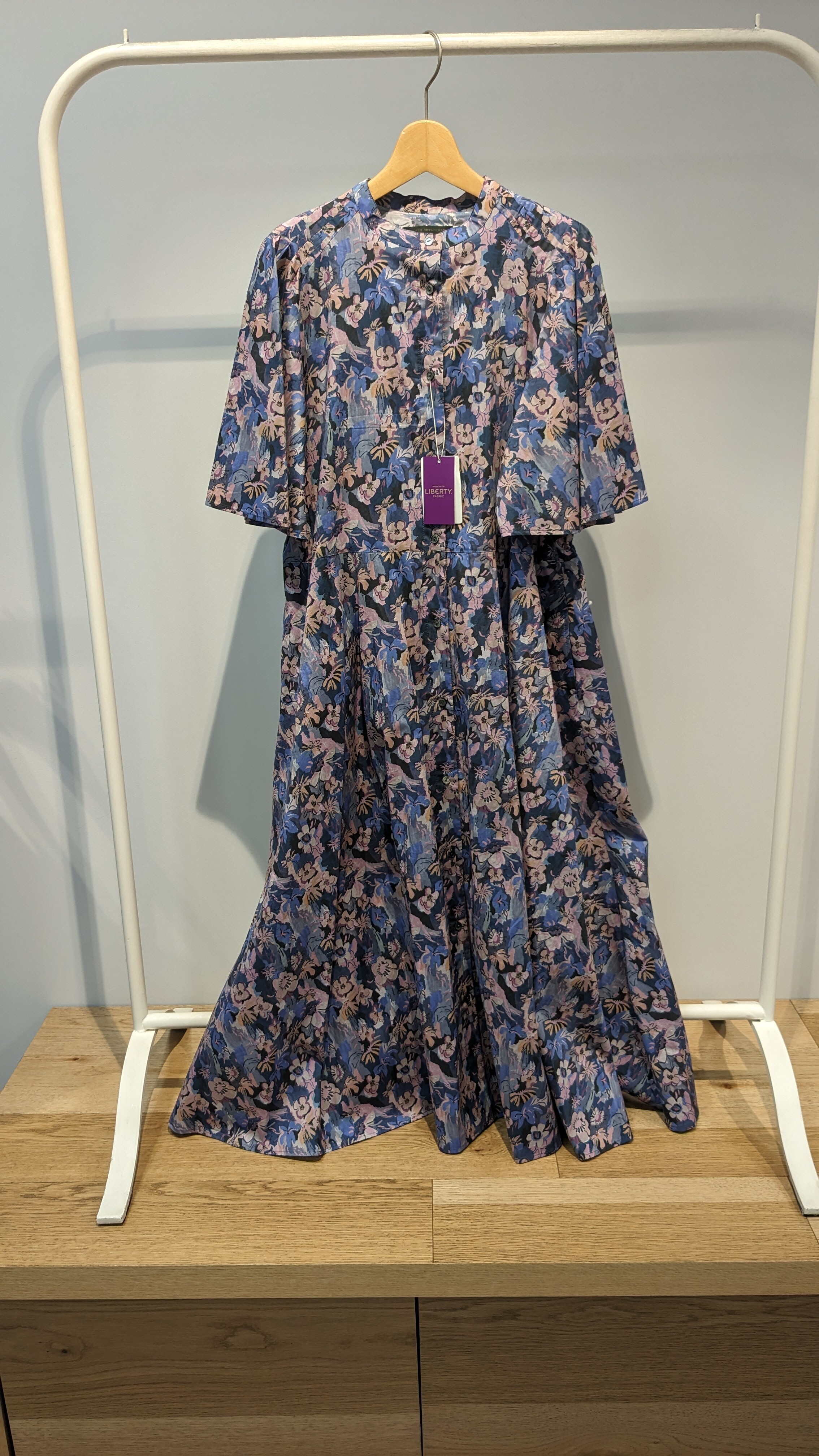 2025✨タグ付き未使用✨アデュートリステス　リバティプリントブラウス　38 リバティプリントブラウス｜BIGI online store - ビギ オンラインストア