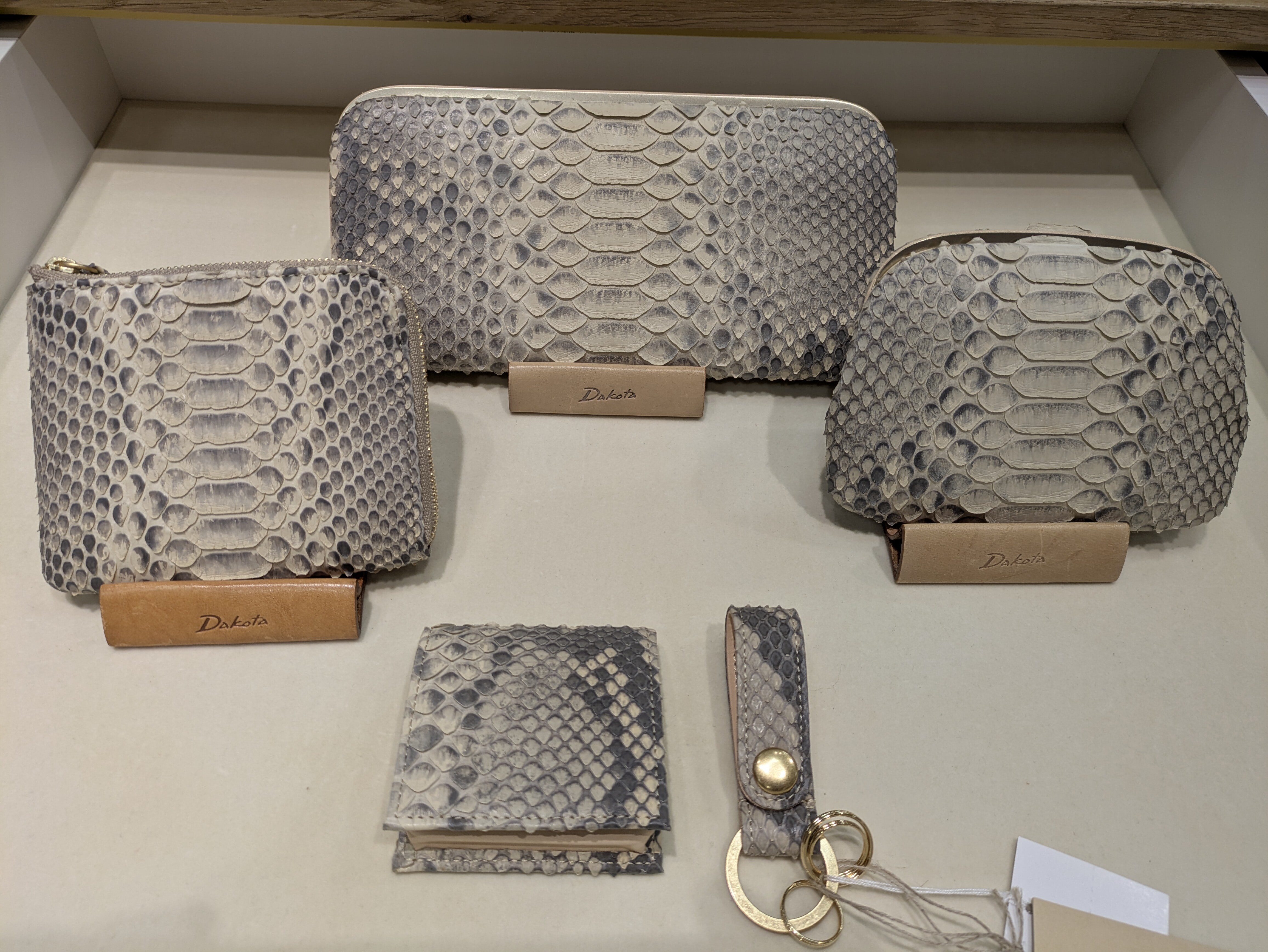 🌟来年の干支【巳年🐍】蛇革財布のご紹介🌟 | ショップブログ | 東急百貨店 さっぽろ店