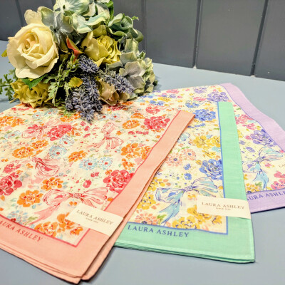 可憐なリボンのプリントハンカチが登場しました🎀