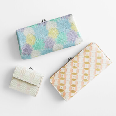 こだわりのオリジナルレザーが目を惹く華やかな逸品