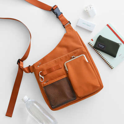 気軽に持てるアシンメトリーなショルダーバッグ