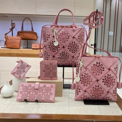 桜をモチーフにしたバッグと小物が入荷しました🎵