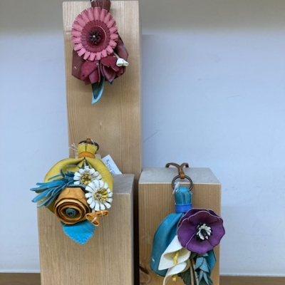 革で出来た花束ブーケをチャームにしました🌺