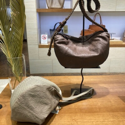 革なのにとっても軽いバッグが入荷しました🎵