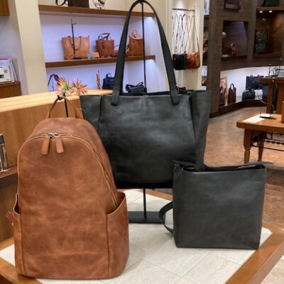 男女兼用でお使いいただけるバッグシリーズが入荷しました🎵