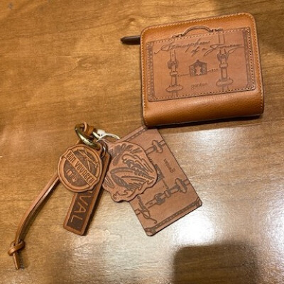 新作の財布とキーホルダーが入荷しました♫
