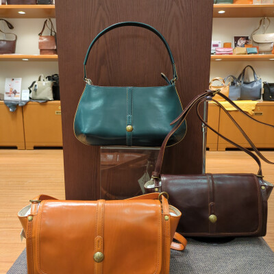 ✨〜New〜✨　ベルトデザインに丸い金のカシメがアクセントのバッグ👜
