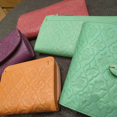 ✨New✨澄んだ綺麗な色合いに草花たちの型押し🌿🌷🪻